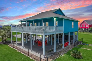 962 Surfside Dr, Crystal Beach, TX 77650 - Photo 1