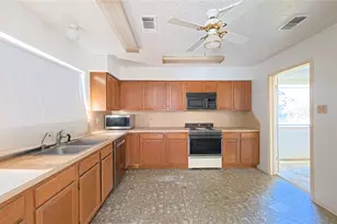 16730 Barkentine Ln, Friendswood, TX 77546 - Photo 9