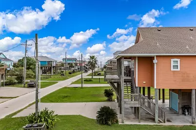 879 Wommack, Crystal Beach, TX 77650 - Photo 9