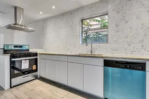 12710 Crow Valley Ln, Houston, TX 77099 - Photo 11