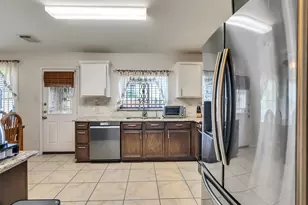 10811 Meadow Walk Ln, Houston, TX 77067 - Photo 9