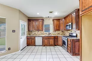 326 Dunford Ct, Highlands, TX 77562 - Photo 7