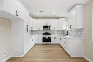 8902 Winding River Dr, Houston, TX 77088 - Photo 11