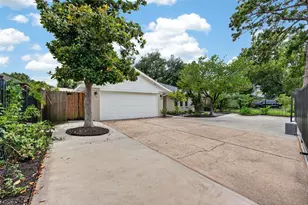 10335 Emnora Ln, Houston, TX 77043 - Photo 3