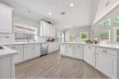155 E Concord Valley Circle, The Woodlands, TX 77382 - Photo 9