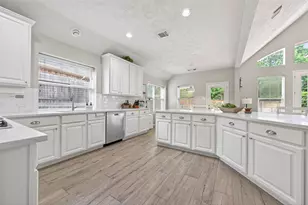 155 E Concord Valley Cir, The Woodlands, TX 77382 - Photo 9