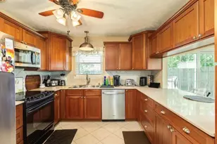 820 Perry St, Angleton, TX 77515 - Photo 17