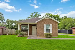 2709 Virginia St, La Marque, TX 77568 - Photo 1