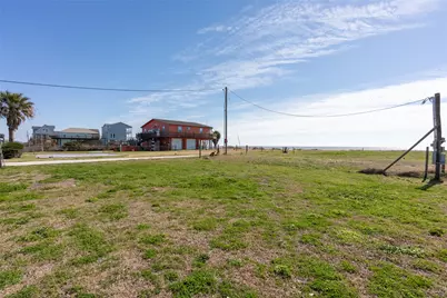 985 Marjorie, Gilchrist, TX 77617 - Photo 5