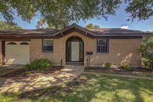 332 Crestwood St, Clute, TX 77531 - Photo 3