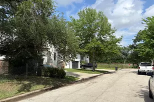4304 Holt, Bellaire, TX 77401 - Photo 3