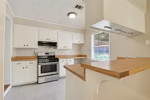 602 Parkway St, Baytown, TX 77520 - Photo 1