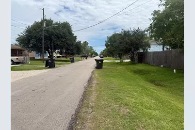 Na 8th, San Leon, TX 77539 - Photo 3