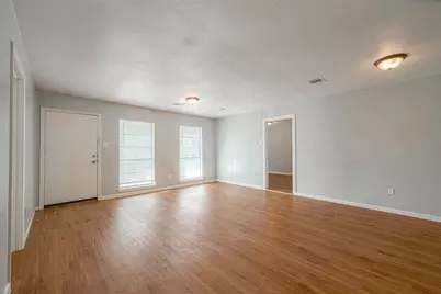 5619 Willow Glen Drive, Houston, TX 77033 - Photo 3