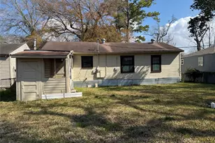 565 24th St, Beaumont, TX 77707 - Photo 5