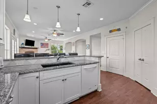2564 E Bayshore Dr, Dickinson, TX 77539 - Photo 13