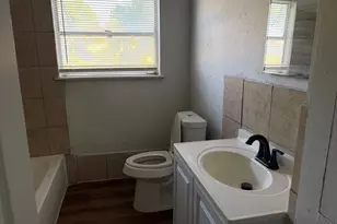 5782 Belcrest St, Houston, TX 77033 - Photo 15