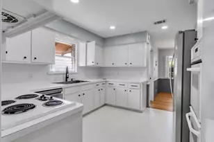 10042 Meadow Lake Ln, Houston, TX 77042 - Photo 13