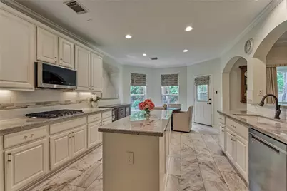 11 Filigree Pines Place, The Woodlands, TX 77382 - Photo 17