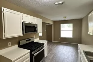 6910 Bayou Crest Dr, Houston, TX 77088 - Photo 7