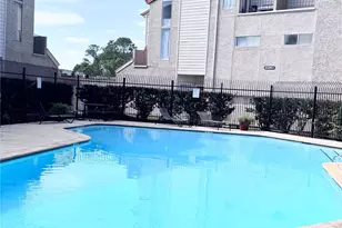 10855 Meadowglen Ln, Houston, TX 77042 - Photo 11