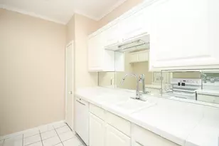 9800 Pagewood Ln, Houston, TX 77042 - Photo 7