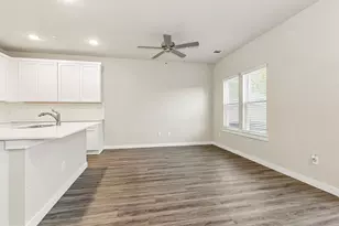 313 N Centro Cir, Shenandoah, TX 77385 - Photo 5