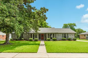 320 Linden Ln, Lake Jackson, TX 77566 - Photo 1