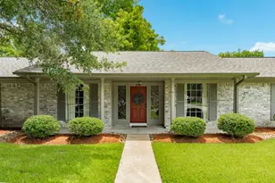 320 Linden Ln, Lake Jackson, TX 77566 - Photo 3