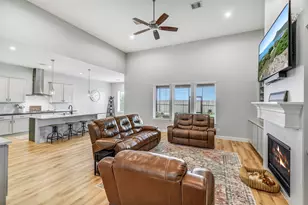 10015 Goliad Dr, Mont Belvieu, TX 77523 - Photo 9