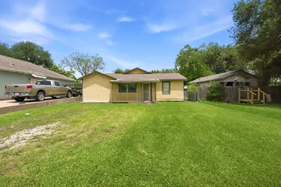 2326 12th Avenue N, Texas City, TX 77590 - Photo 1