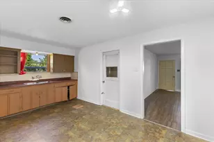 8002 Woodlyn Rd, Houston, TX 77028 - Photo 7