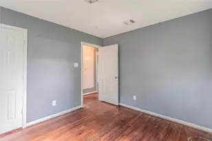 5407 Thrush Dr, Houston, TX 77033 - Photo 11