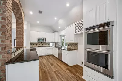 30 Skyland Place, The Woodlands, TX 77381 - Photo 5