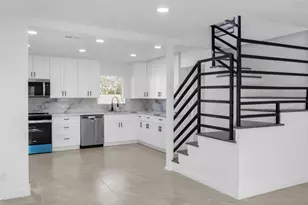 2410 E Bayshore Dr, Dickinson, TX 77539 - Photo 9