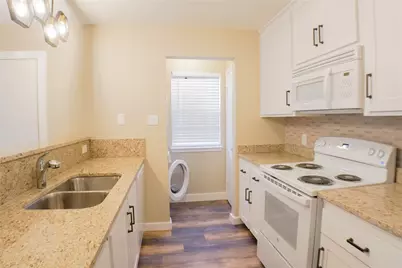 2401 Sycamore #B2, Huntsville, TX 77340 - Photo 7