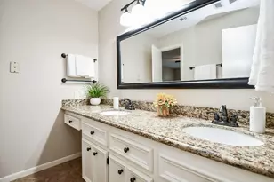 2562 Kevin Ln, Houston, TX 77043 - Photo 5