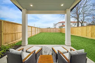 1720 Huge Oaks St, Houston, TX 77055 - Photo 9