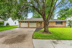 416 E Myrtle St, Angleton, TX 77515 - Photo 1