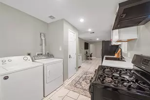 1337 Conrad Sauer Dr, Houston, TX 77043 - Photo 9