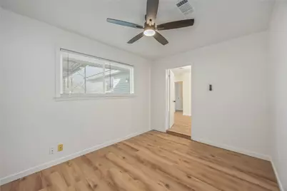 5942 Ridgeway Drive, Houston, TX 77033 - Photo 13