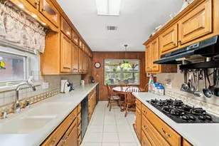 1118 S Amy Dr, Deer Park, TX 77536 - Photo 3