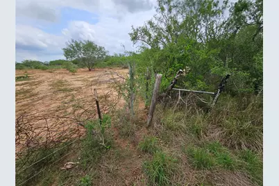 608 Country Breeze, Floresville, TX 78114 - Photo 9