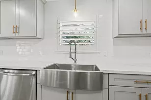 10718 Longmont Dr, Houston, TX 77042 - Photo 13