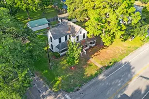 816 W Adoue St, Alvin, TX 77511 - Photo 7