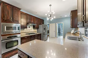 81 S Hidden View Cir, The Woodlands, TX 77381 - Photo 5