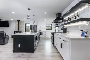 712 Clarence St, Tomball, TX 77375 - Photo 3