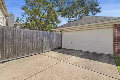 13526 Robin Hill Court, Houston, TX 77059 - Photo 37