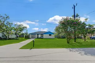 131 Lakewood Dr, Clute, TX 77531 - Photo 1