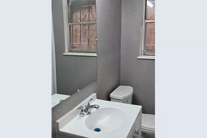 5823 Lyndhurst Drive E, Houston, TX 77033 - Photo 9